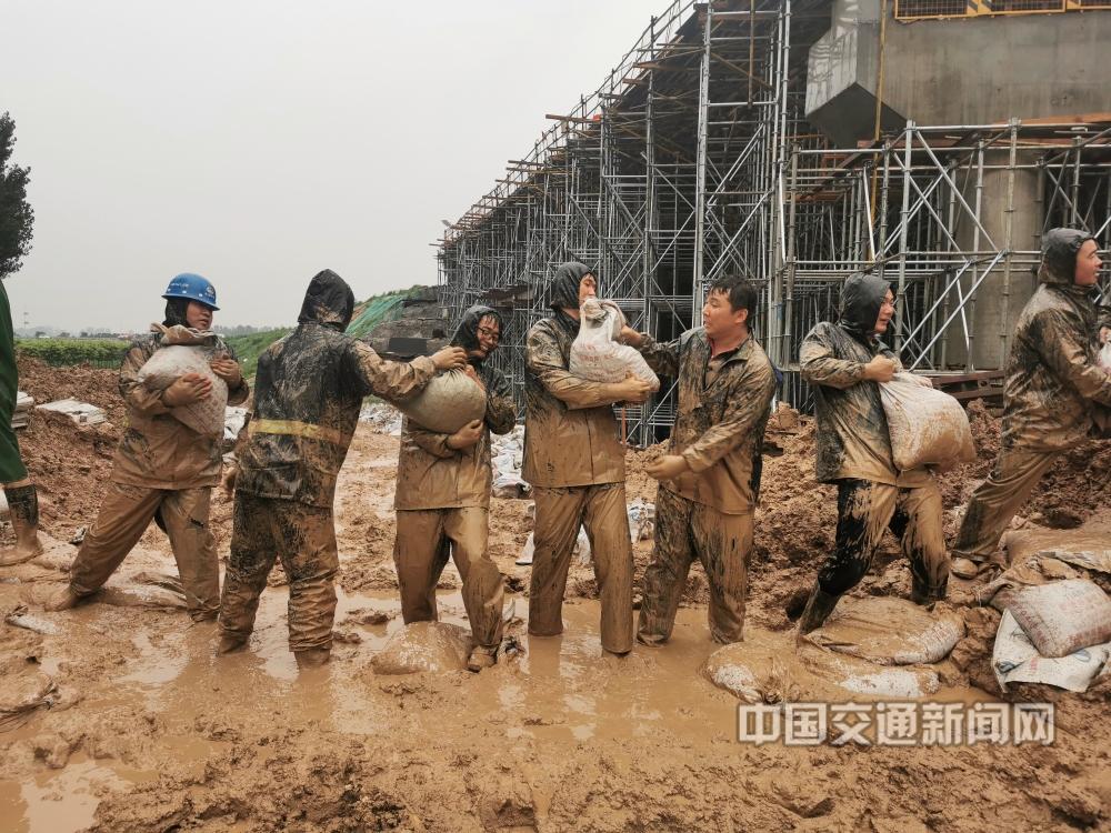 伏龙康18710815572《泥人》濮卫高速项目部积极参与抗洪抢险.jpg