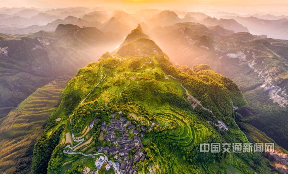 黄波15899796122《齐心村的小康之路》.jpg