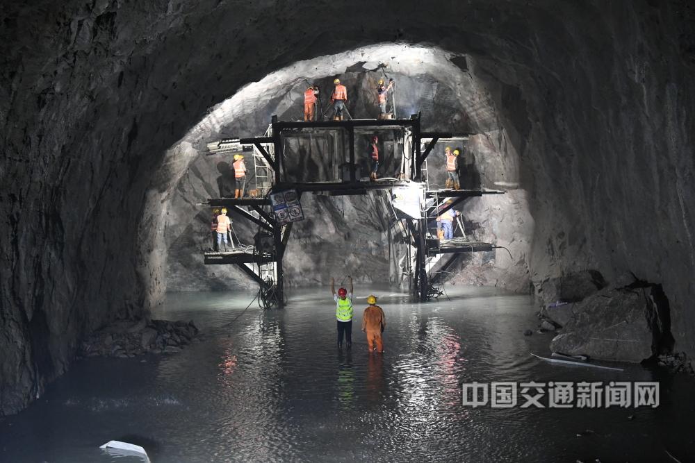 李英军13582002008《决战松山隧道》延崇高速公路松山隧道建设者在奋战.jpg