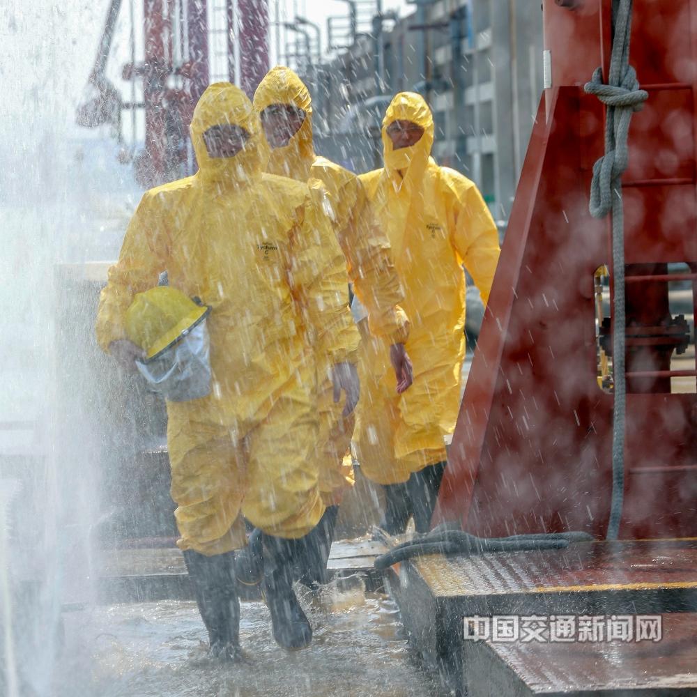 刘玉宝13912802999《无所畏惧》2019年7月26日，镇江海事局在镇江港龙石化码头，组织危险品突发情况处置演练。1无所畏惧.jpg