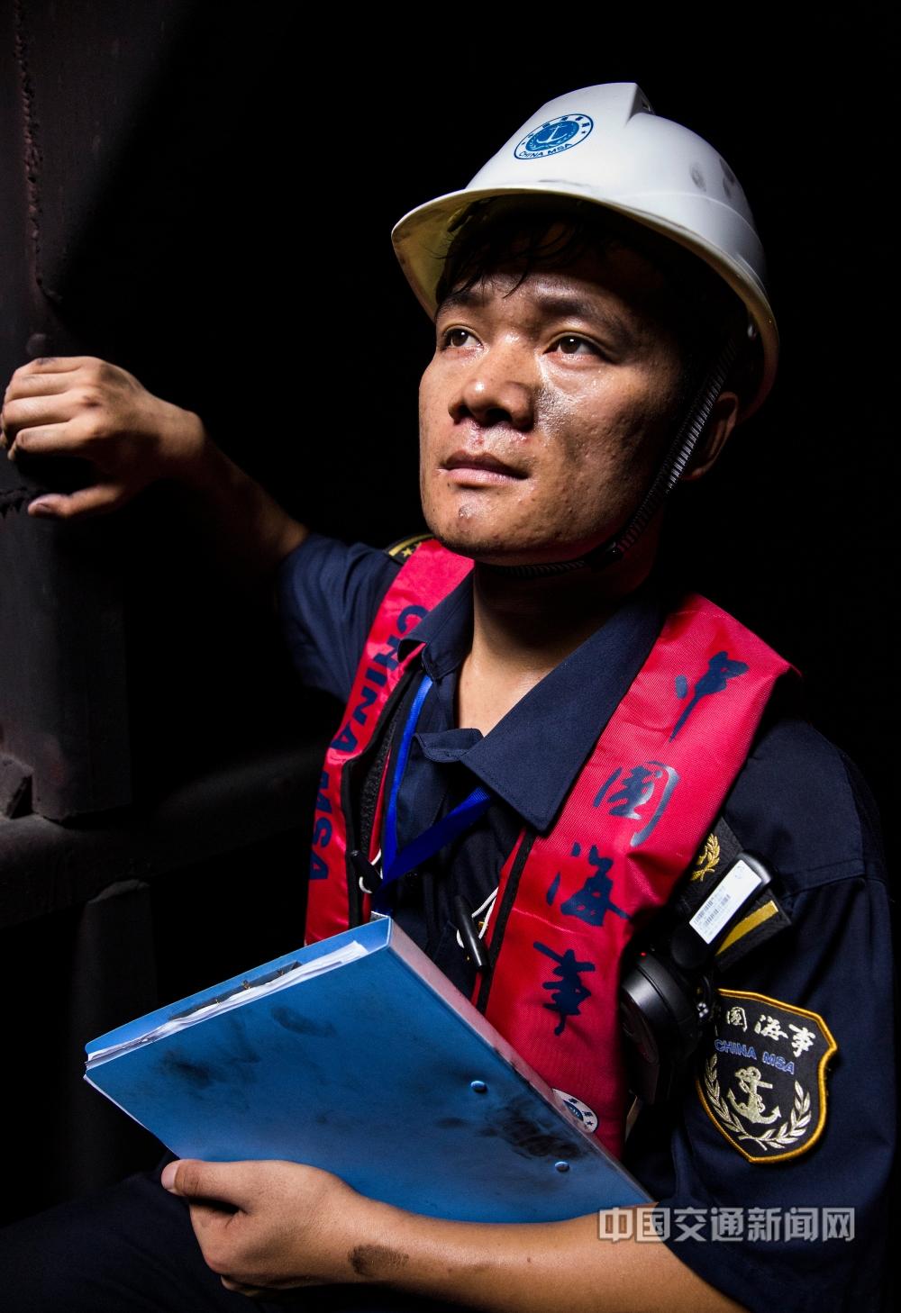 刘玉宝13912802999《无所畏惧》2019年7月26日，镇江海事局在镇江港龙石化码头，组织危险品突发情况处置演练。3忠诚谱.jpg