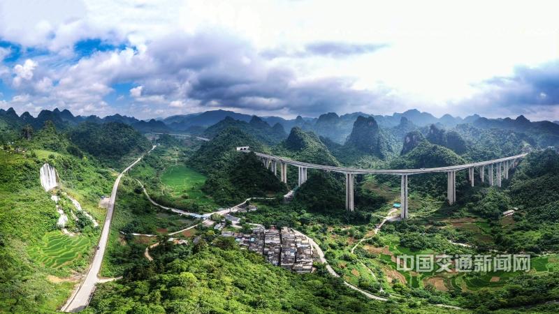 卢将光 18977656631《交通的希望》2019年5月至2021年5月期间，广西德保至靖西一带巡路时拍摄,5.强强联合（靖西三叠岭发达的路网）2019.07.jpg