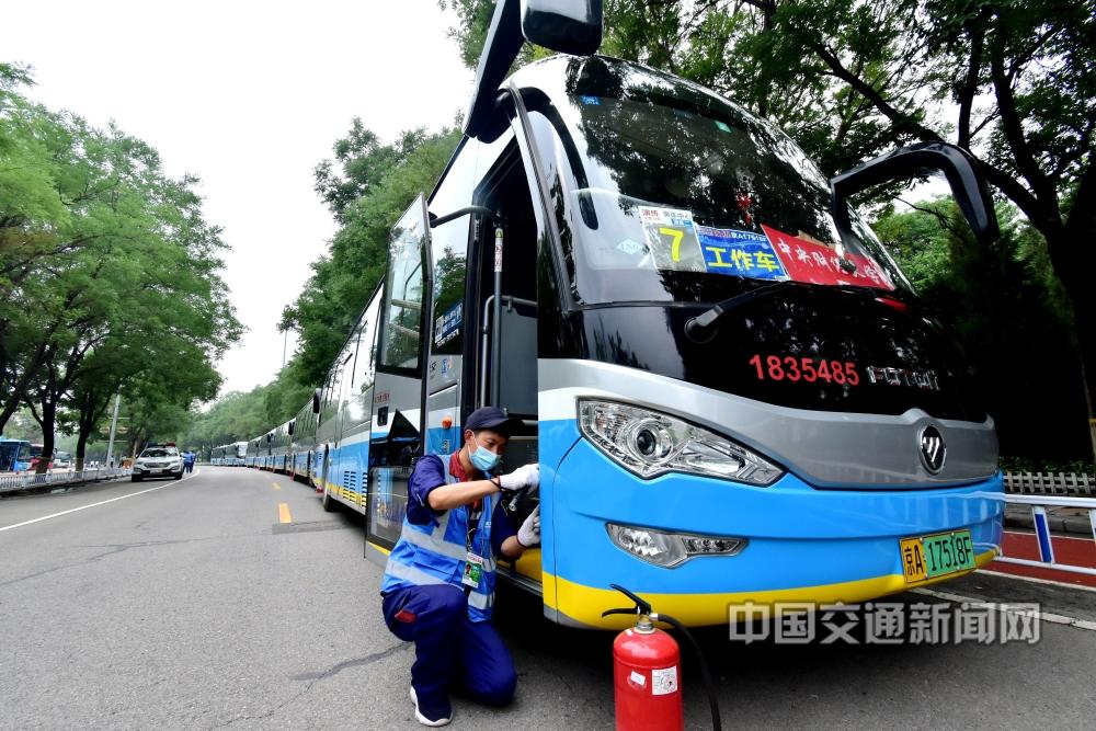 2庆祝大会背后有群“蓝色行者”.jpg