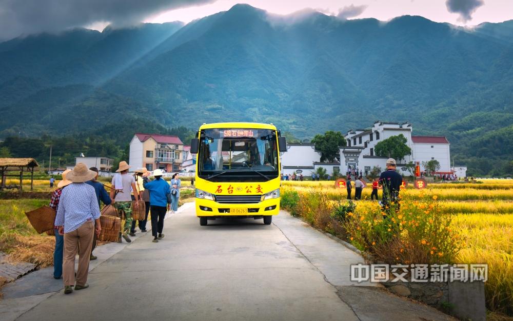 汪志国13956525059《乡村路通促振兴》2019年9月22日，石台县库山村，山外的村民乘坐公交进山参加庆丰收活动。.jpg