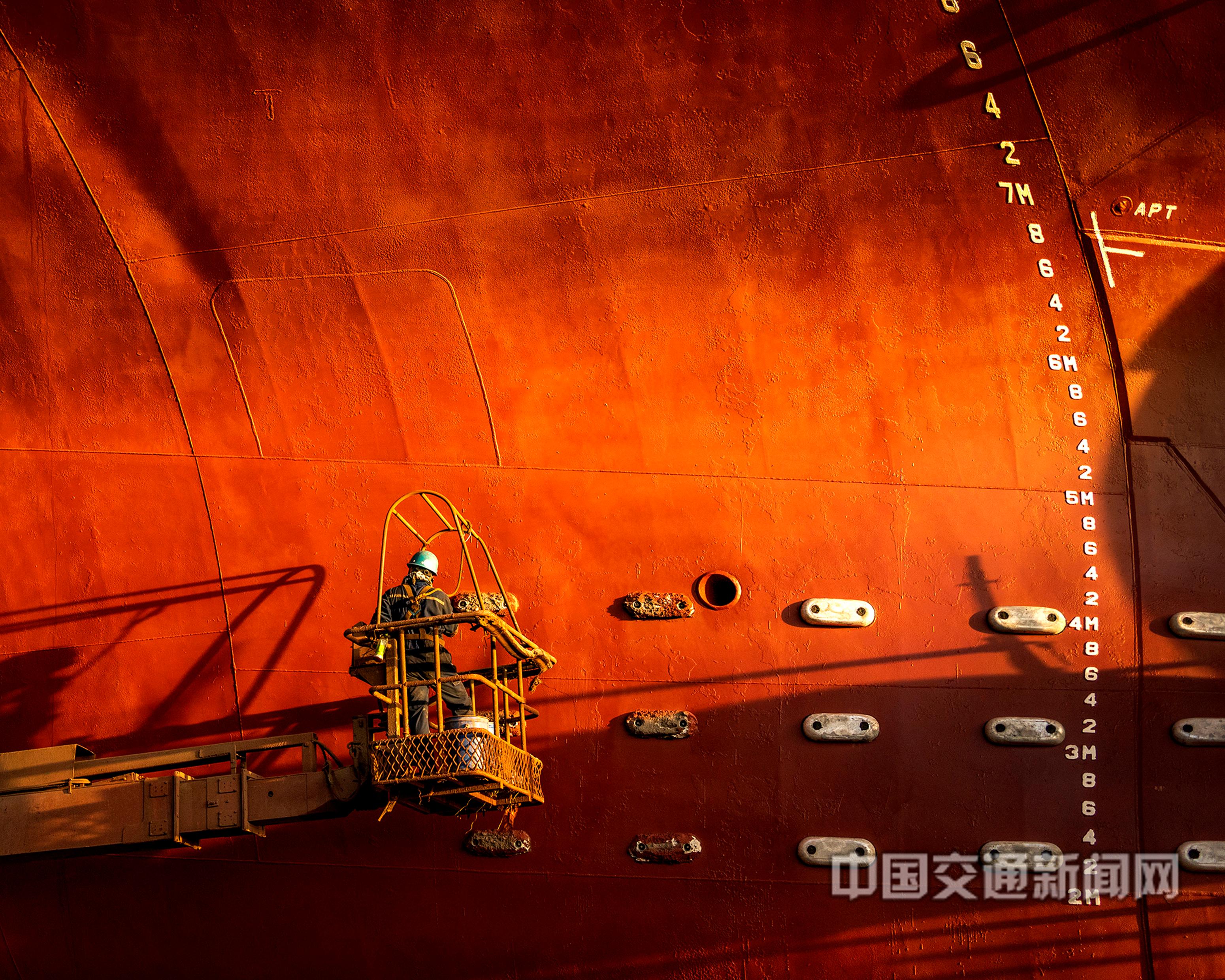 王美燕13822283083《光和热》夏日的船坞喷漆工，镶嵌的光影.jpg