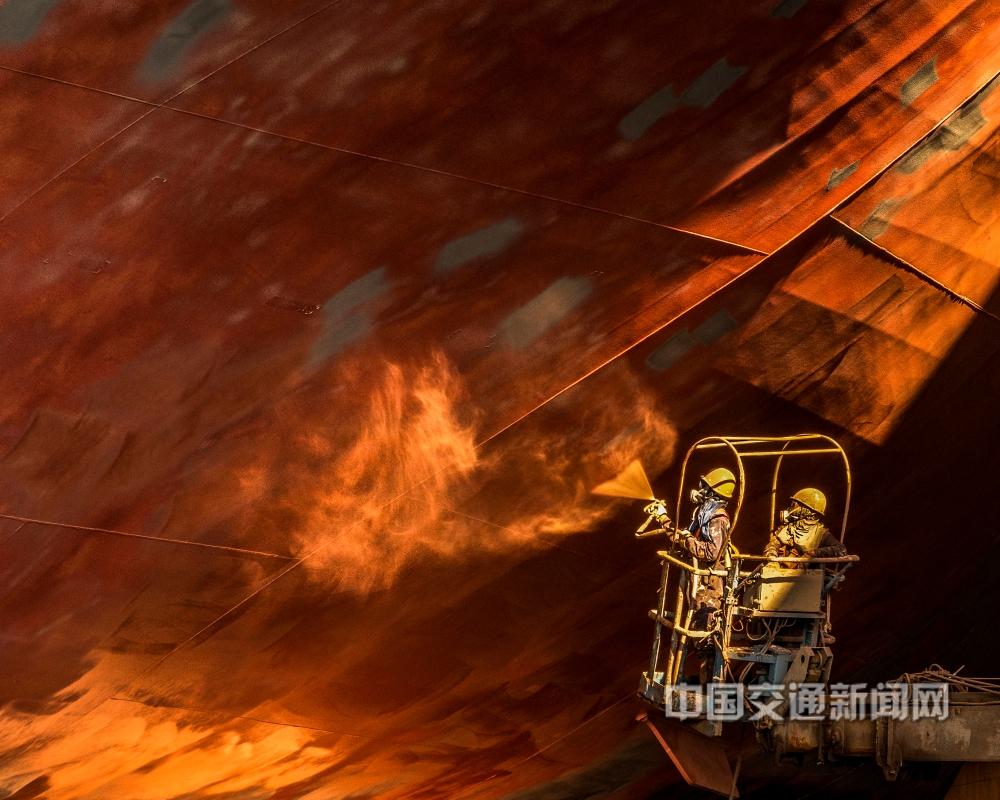 王美燕13822283083《光和热》夏日的船坞喷漆工，酷暑下的光和热.jpg