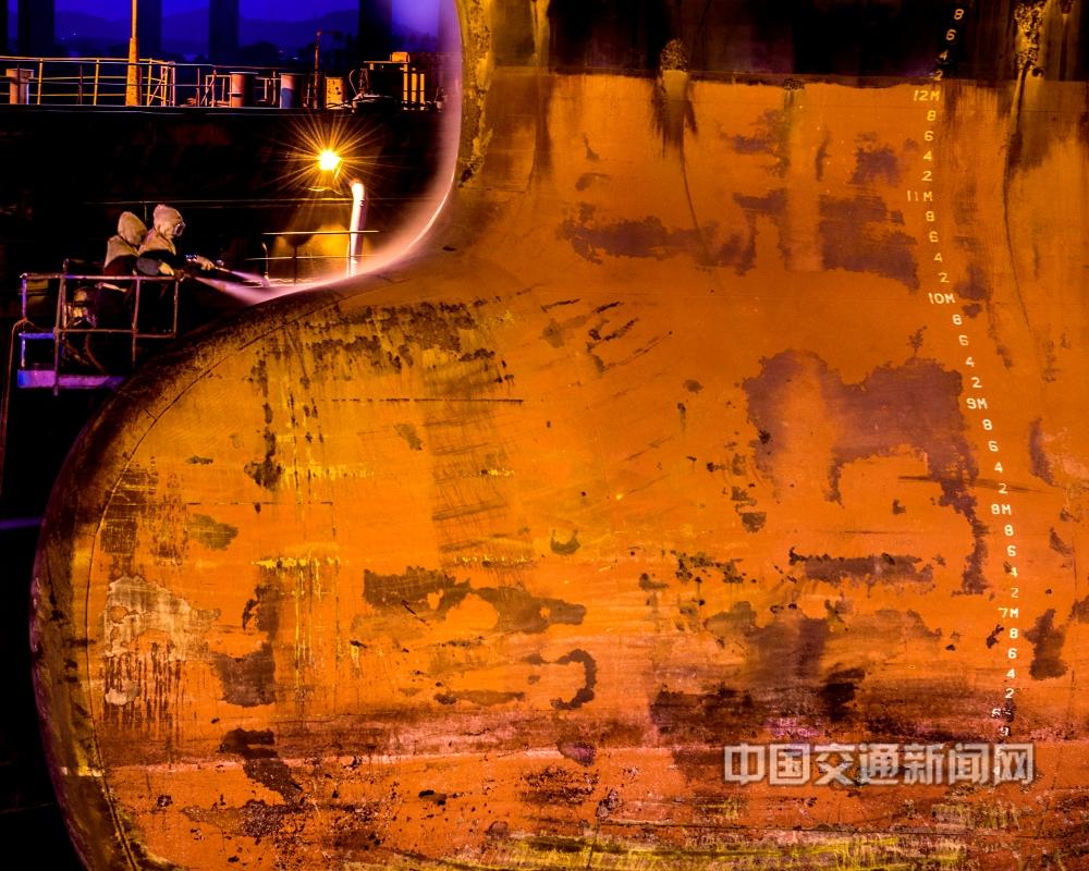 王美燕13822283083《光和热》夏日的船坞喷漆工，喷砂之夜.jpg