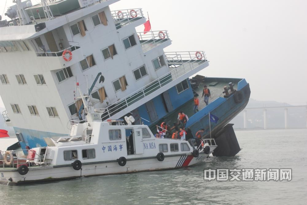 2《紧急转移遇险船员》（宜昌海事局方青）.jpg