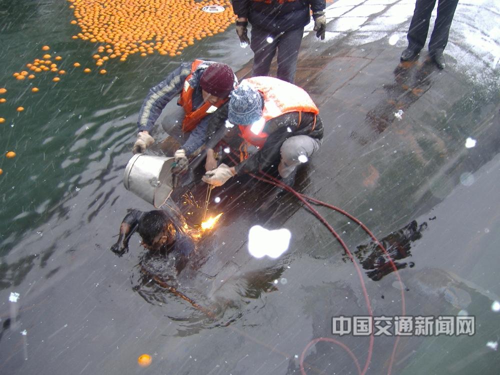1《割船救人》（宜昌海事局夏锦元）.jpg