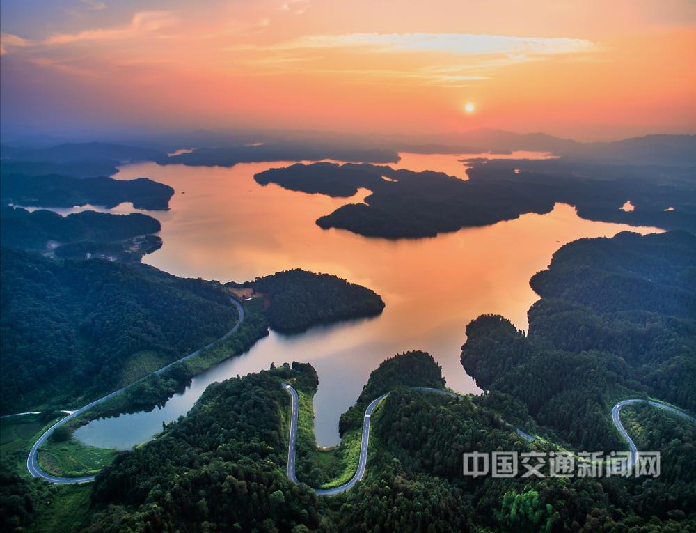 章乐、廖小武18079009777《环湖路1》江西新余环湖路.jpg