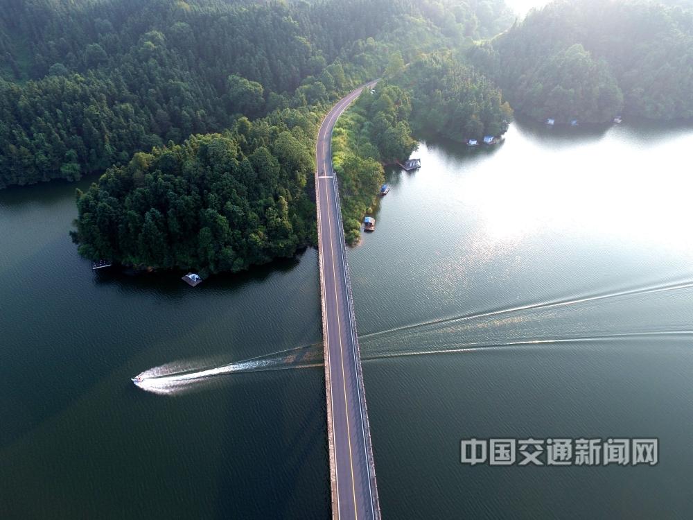 章乐、廖小武18079009777《环湖路3》江西新余环湖路.jpg