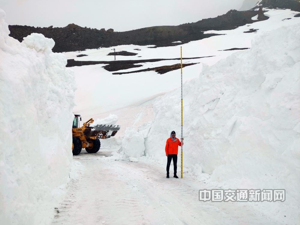 宋雪玲《厚厚的雪墙》独库公路最危险的路段—哈希勒根达坂，独山子公路局的职工依旧奋战在清雪一线。.jpg