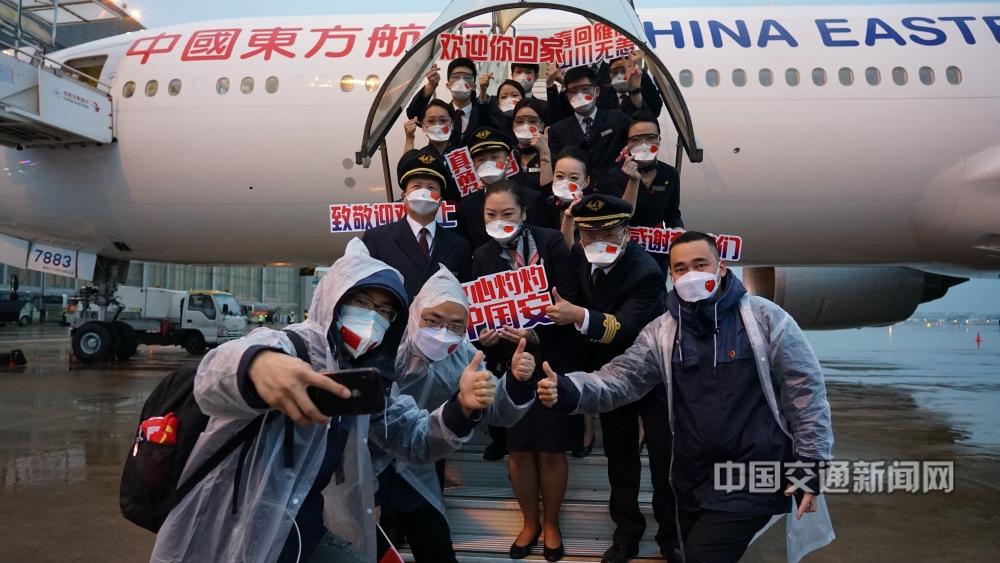 张弘历13671763028《“三 二 一”，我们回来啦！》3月31日，3架东航大型宽体客机接运780名上海援鄂医疗队员平安返回上海.jpg