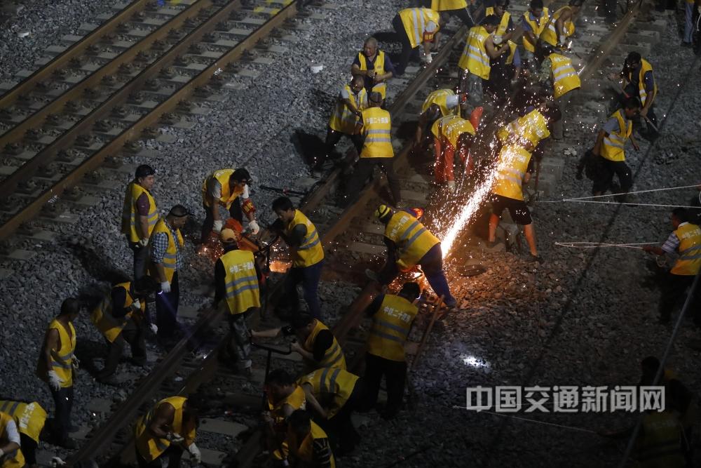 高泽良18870121359《奋进的力量》020年8月26日凌晨，施工人员正在进行福平铁路引入福州南站轨道拨接作业，夜空下的火花（胡鹏 摄）.jpg