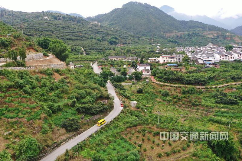 5《行驶在乡间的农村客运》.jpg