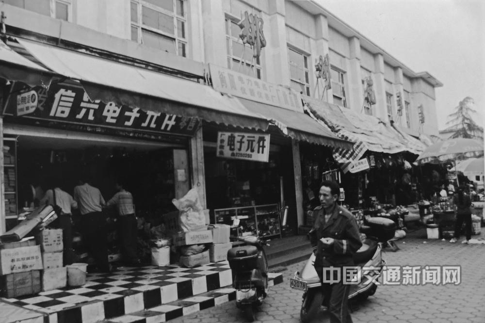 1.1997年，郴州市区国庆北路，建于上世纪70年代的郴州汽车站一角。.jpg