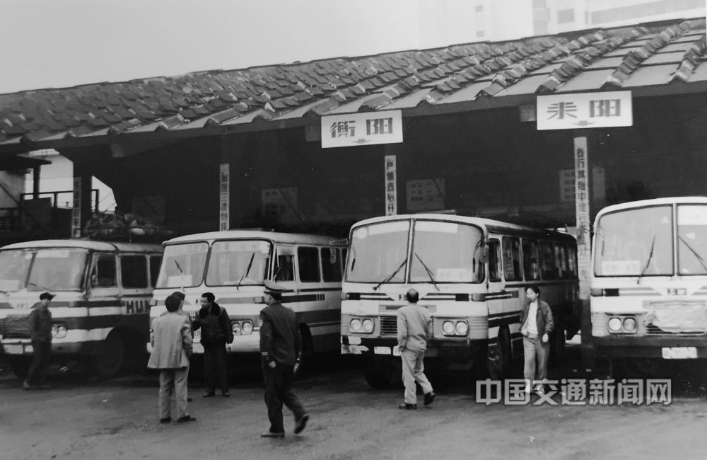 3.1999年初，郴州汽车站内，等待发车的大客车。.jpg