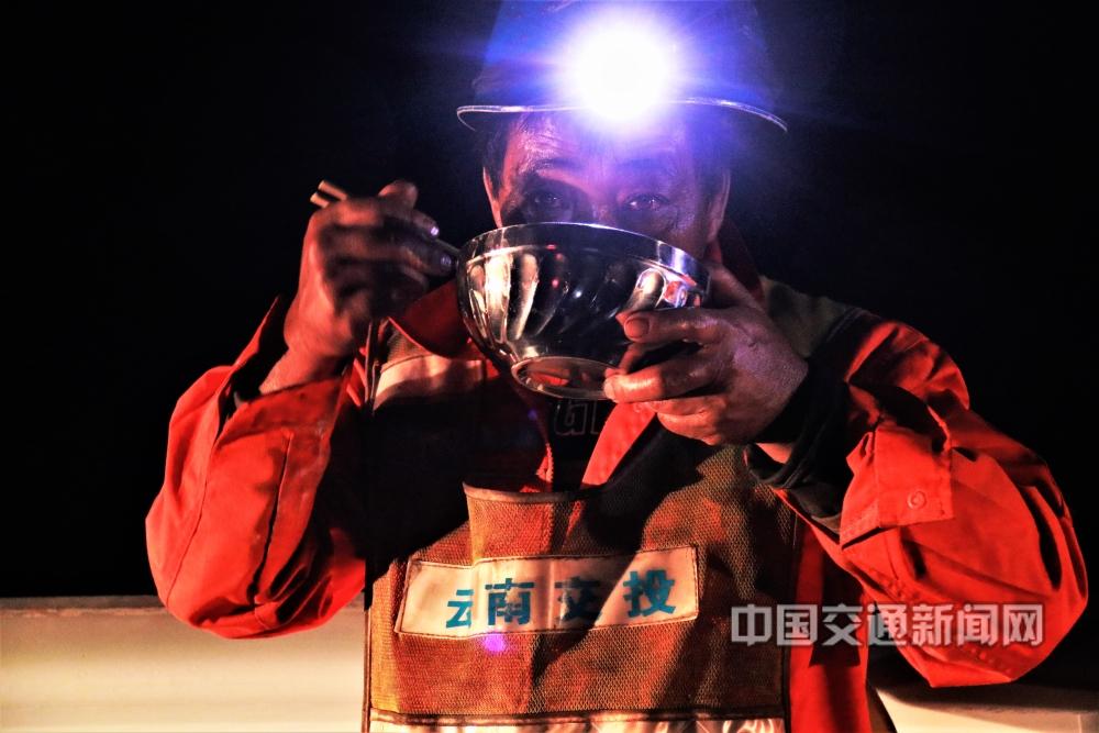 洪承18469167112《百年华诞“筑路石”1》云南交投集团公路建设公司各项目建设者，闪烁黑夜的光.jpg