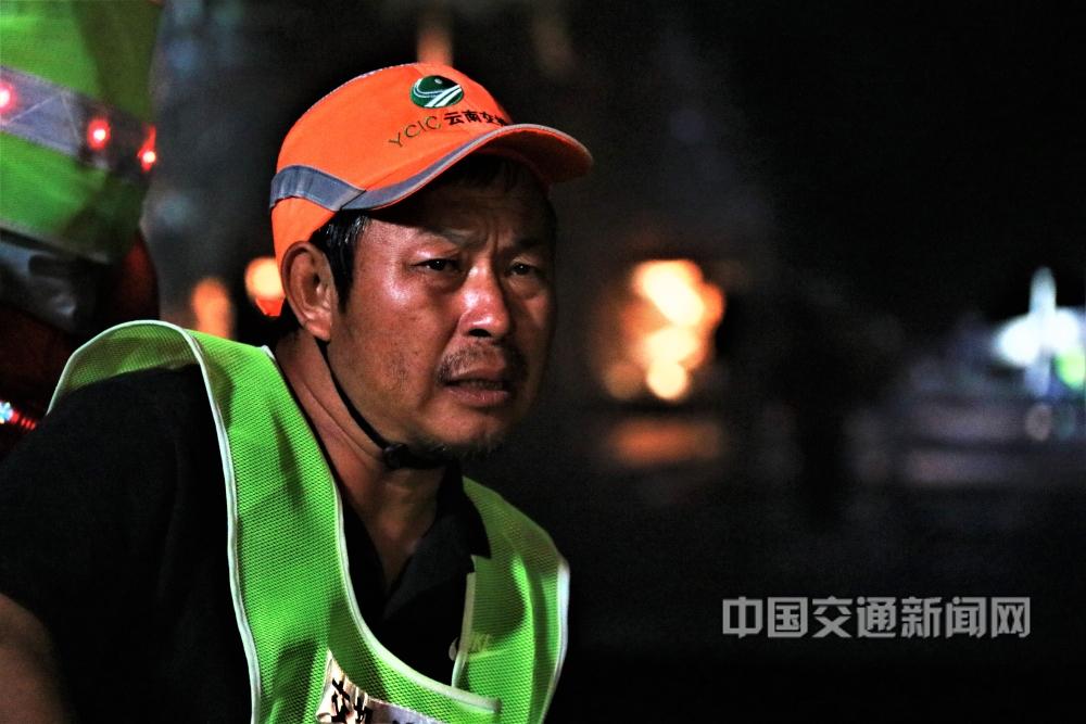 洪承18469167112《百年华诞“筑路石”2》云南交投集团公路建设公司各项目建设者，胜利前方.jpg