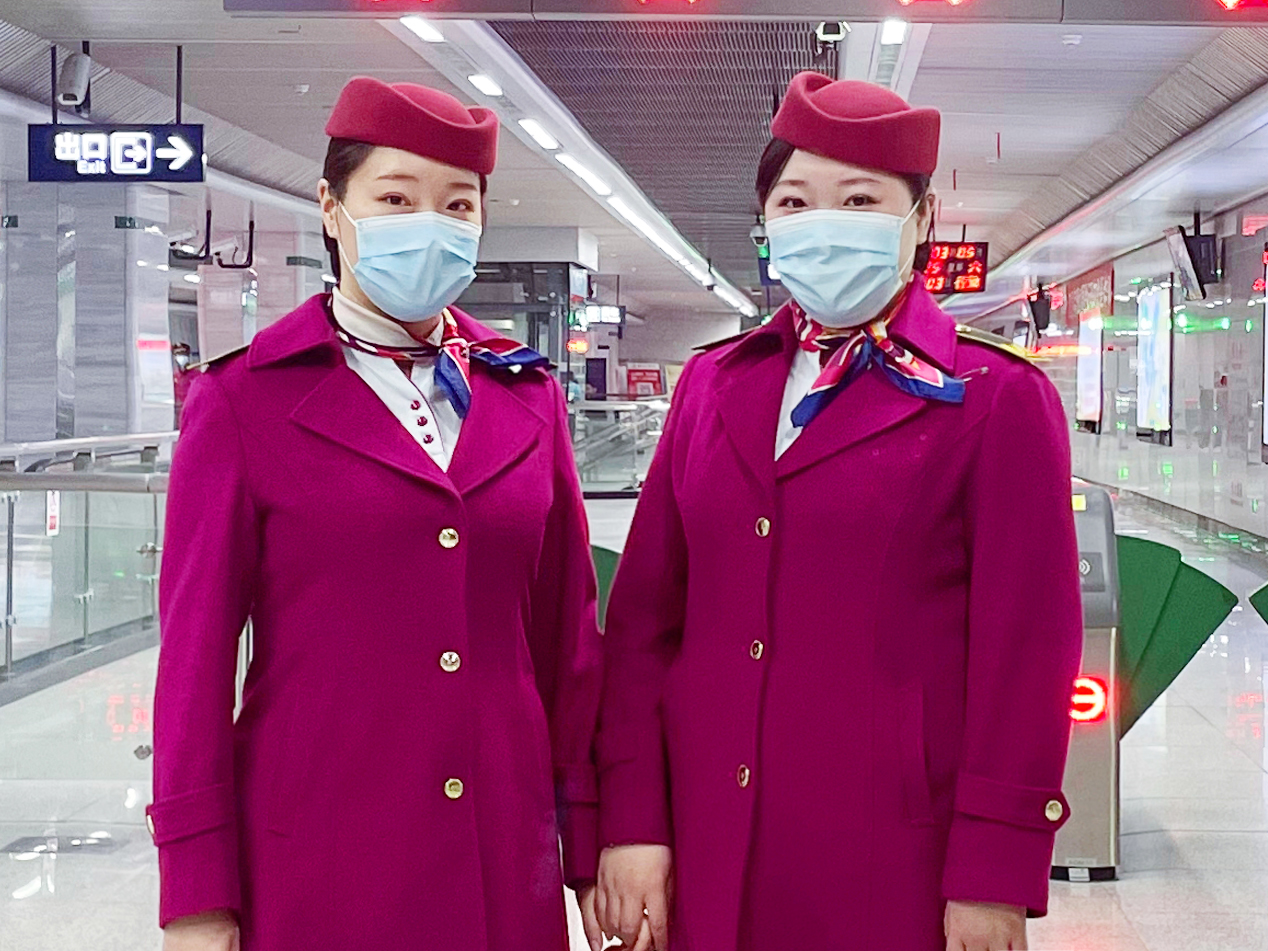 武汉地铁里的3对95后双胞胎姐妹花