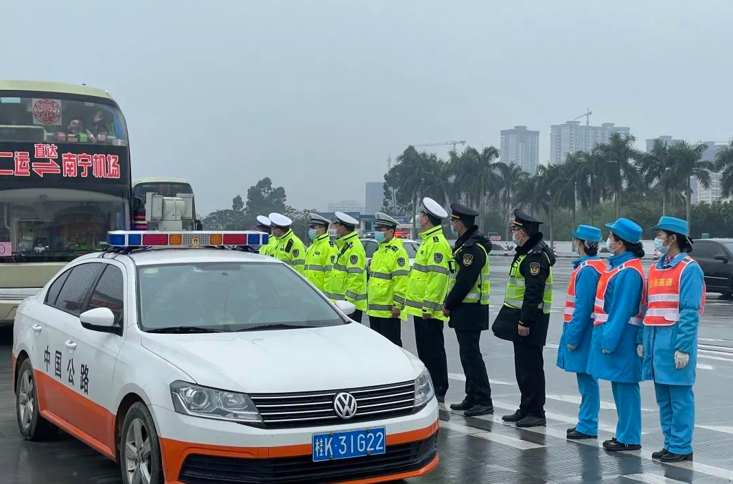 合浦收费站开辟绿色通道.jpg