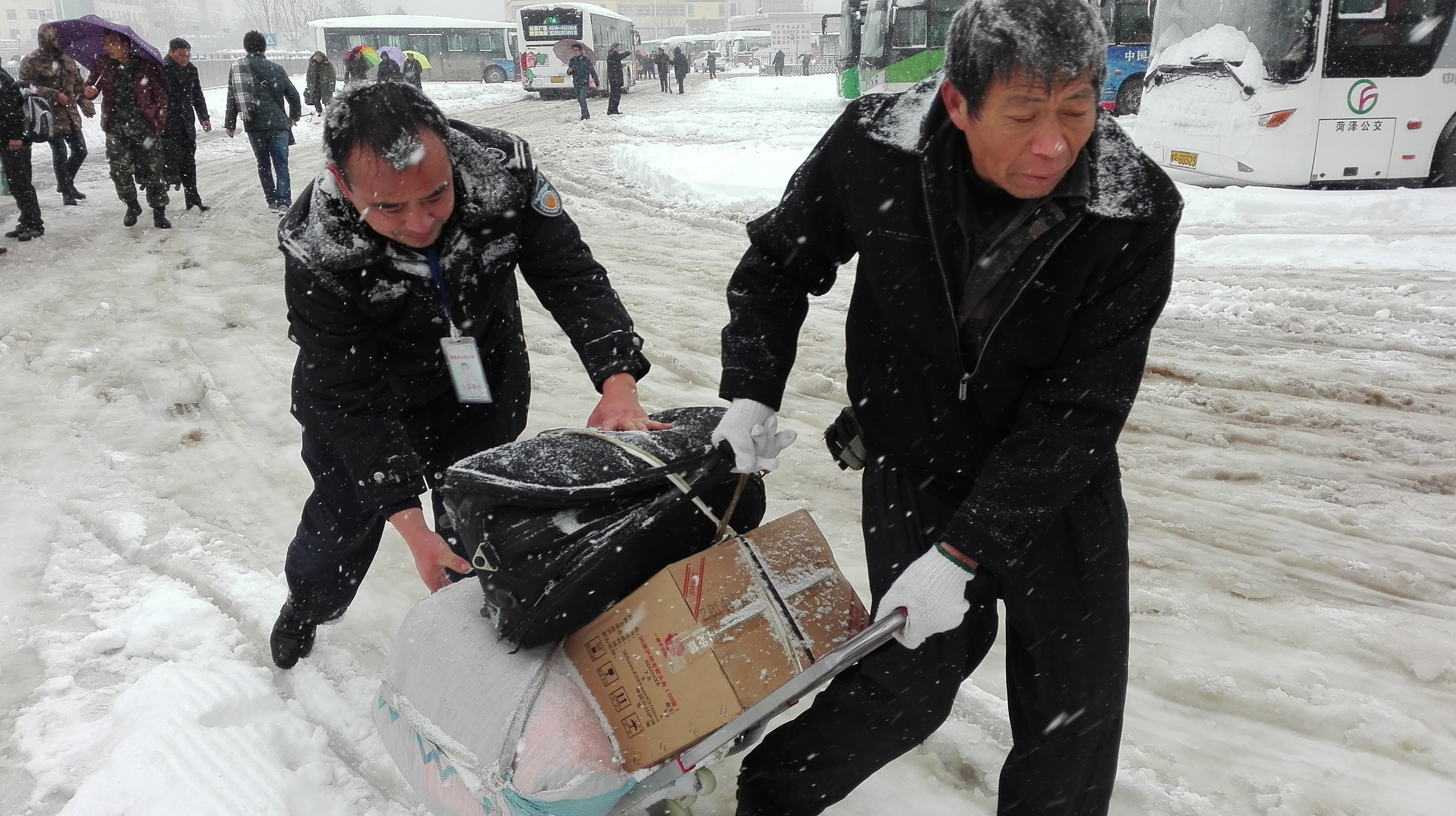 风雪公交人 副本(1).jpg