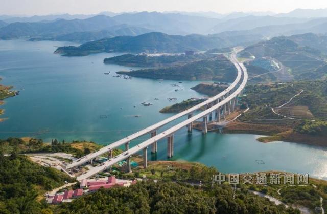 南丹至天峨下老高速公路天峨龙滩特大桥向阳1号高架大桥.jpg