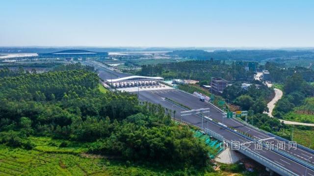 2022.09.12湛江机场高速一期工程先行段湛江机场收费站航拍图.jpg