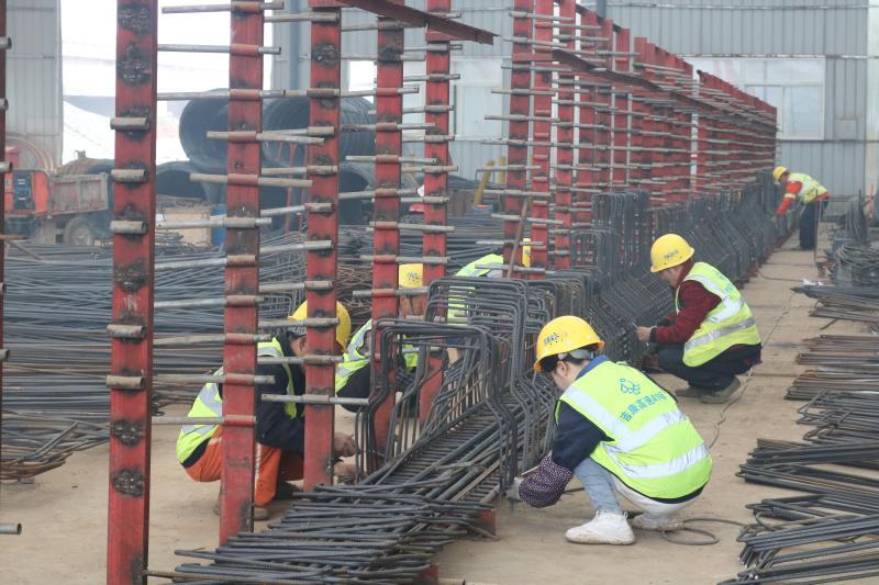 在G45大广高速吉康改扩建A1标2#梁场工人们进行钢筋捆绑工作（图 胡美娟）.jpg