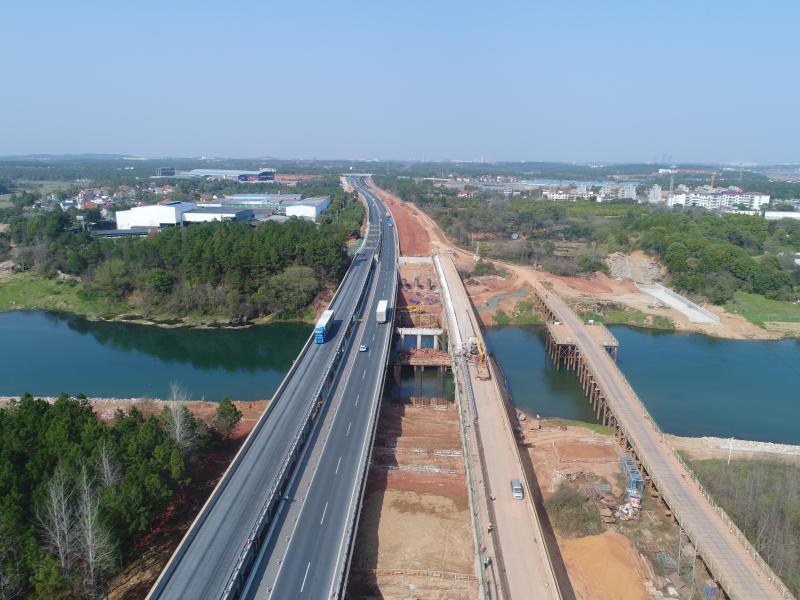 建设中的G45大广高速吉康改扩建A1标泸水大桥（图 胡美娟）.jpg