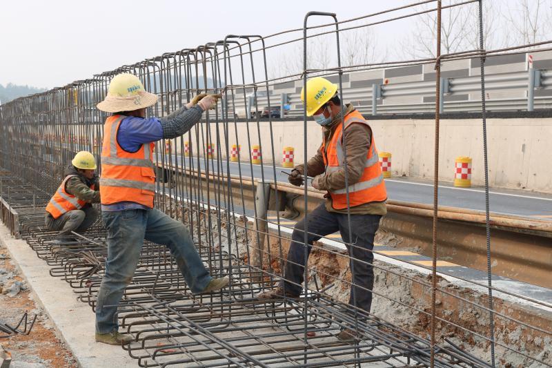 在G45大广高速吉康改扩建A1标泸水大桥工人们进行悬臂挡墙施工（图 胡美娟）.jpg