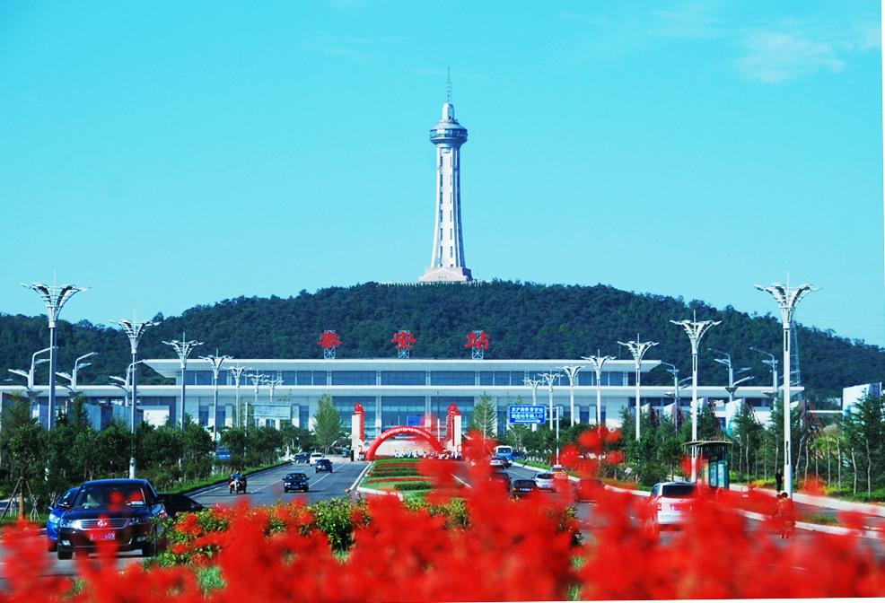 12红色高铁泰安站.jpg
