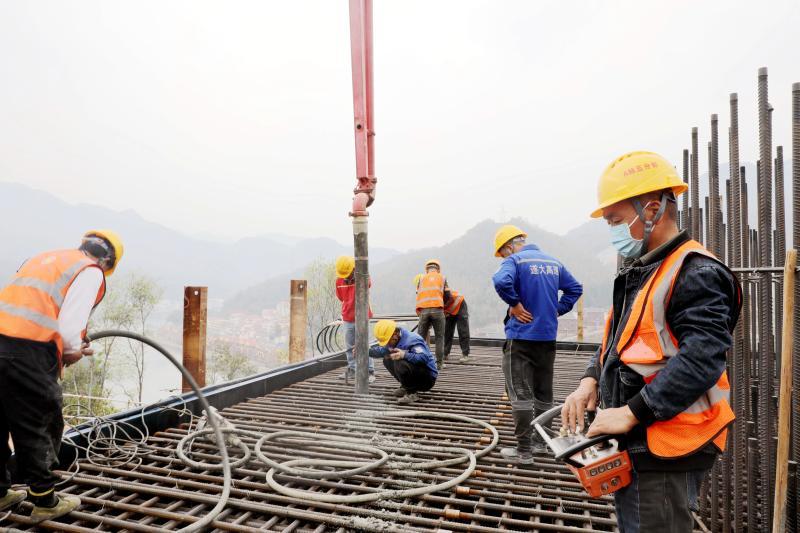 2023年3月18日22时许，经过近38个小时的奋战连续浇筑，江西省重点工程遂大全线上犹江特大桥单体最大5号墩承台混凝土部顺利浇筑完成。5.jpg
