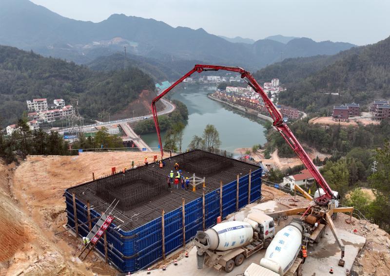 2023年3月18日22时许，经过近38个小时的奋战连续浇筑，江西省重点工程遂大全线上犹江特大桥单体最大5号墩承台混凝土部顺利浇筑完成。1.jpg