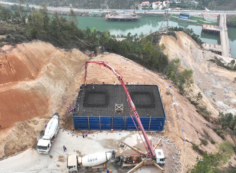 2023年3月18日22时许，经过近38个小时的奋战连续浇筑，江西省重点工程遂大全线上犹江特大桥单体最大5号墩承台混凝土部顺利浇筑完成6.jpg