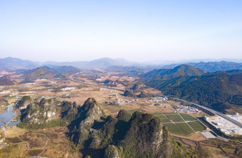 穿梭在九龙英西峰林间的连英高速。.jpg