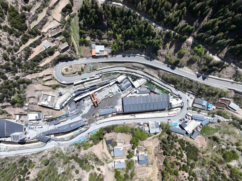 夹金山隧道航拍图。中铁十一局351国道夹金山隧道项目部 供图.jpeg