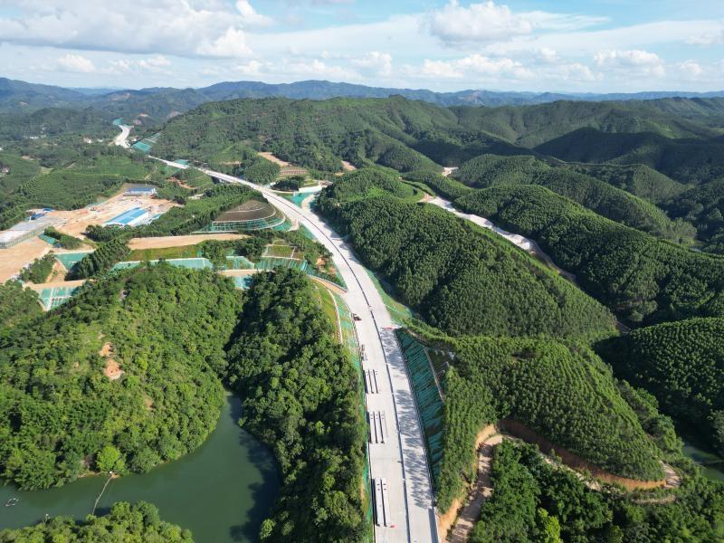 横州西服务区路基施工。.jpg