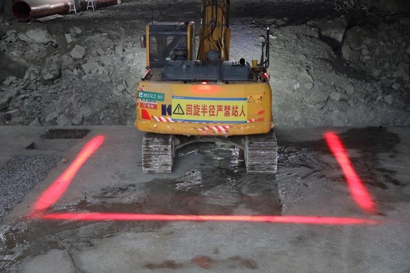 图为增设红外警戒探测设备的施工机械 章冰枝摄.jpg