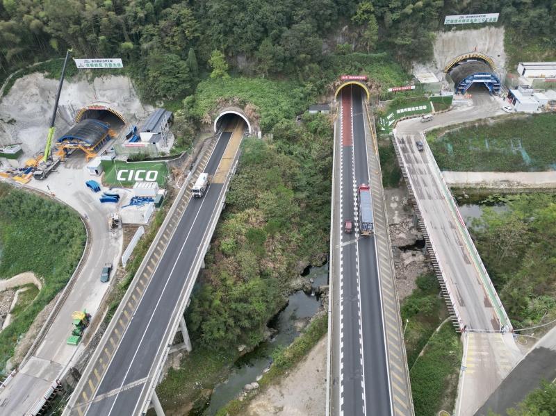图为正在建设中的猫狸岭隧道 熊力摄.jpg