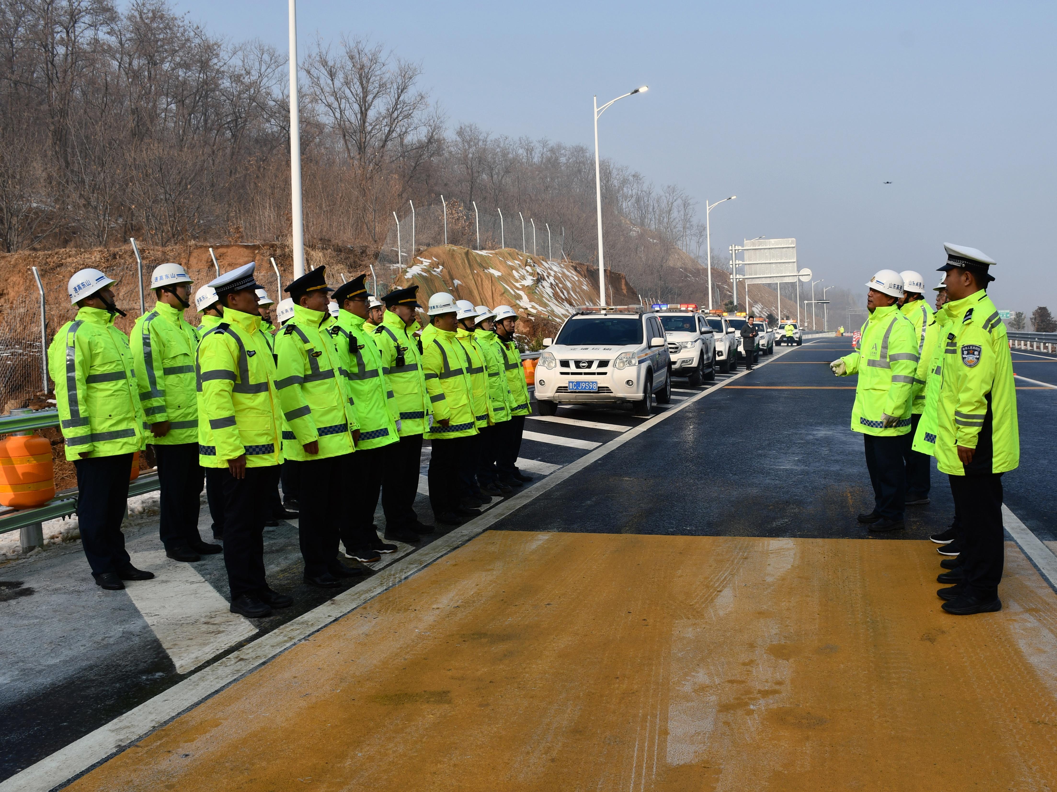 山东高速淄博发展有限公司路警联勤联动保障春运期间道路畅通 拍摄：魏鹏.jpg