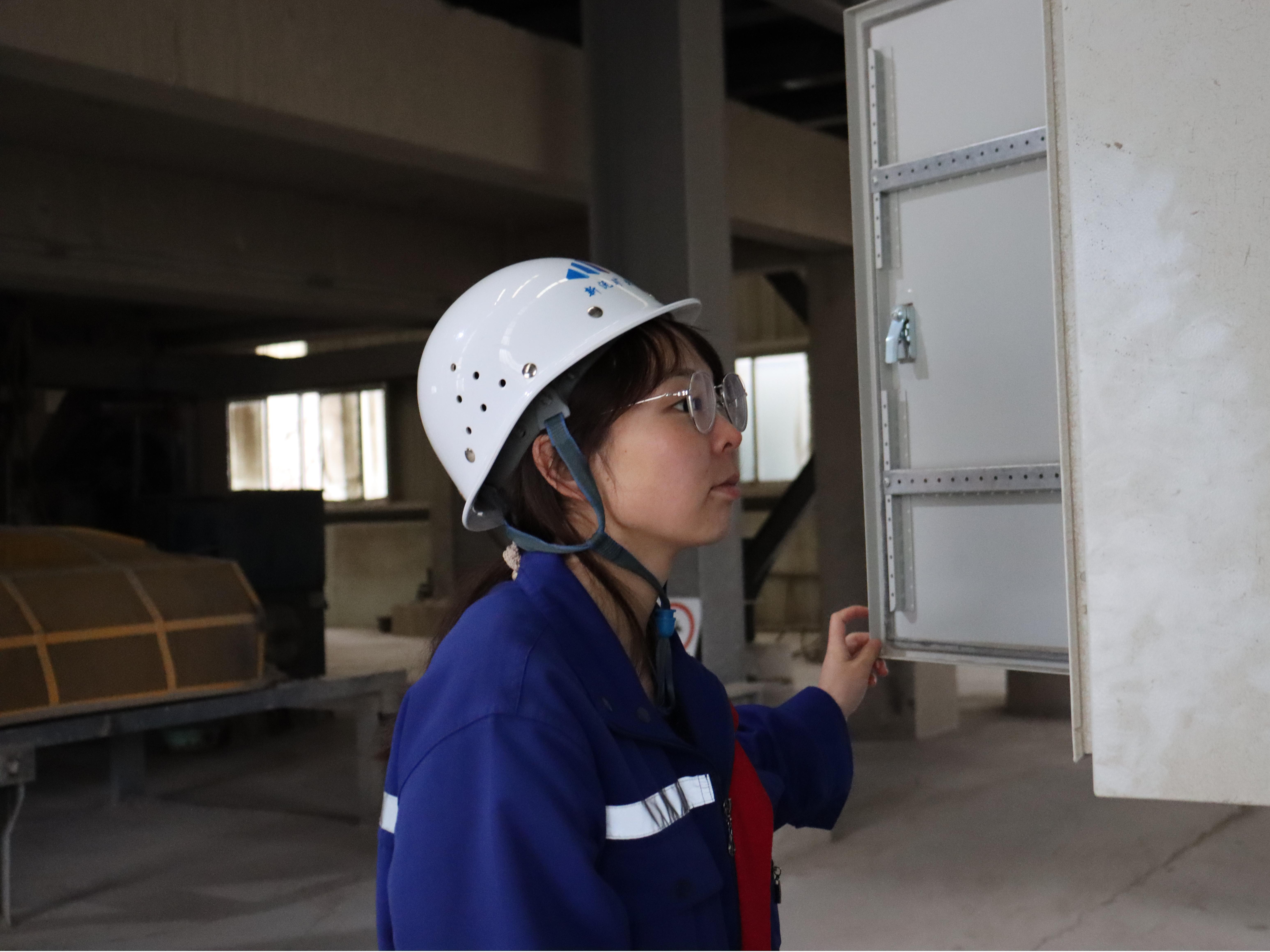 2025年3月，新沅矿业公司安全员滕泽璟进行日常安全巡检.jpg