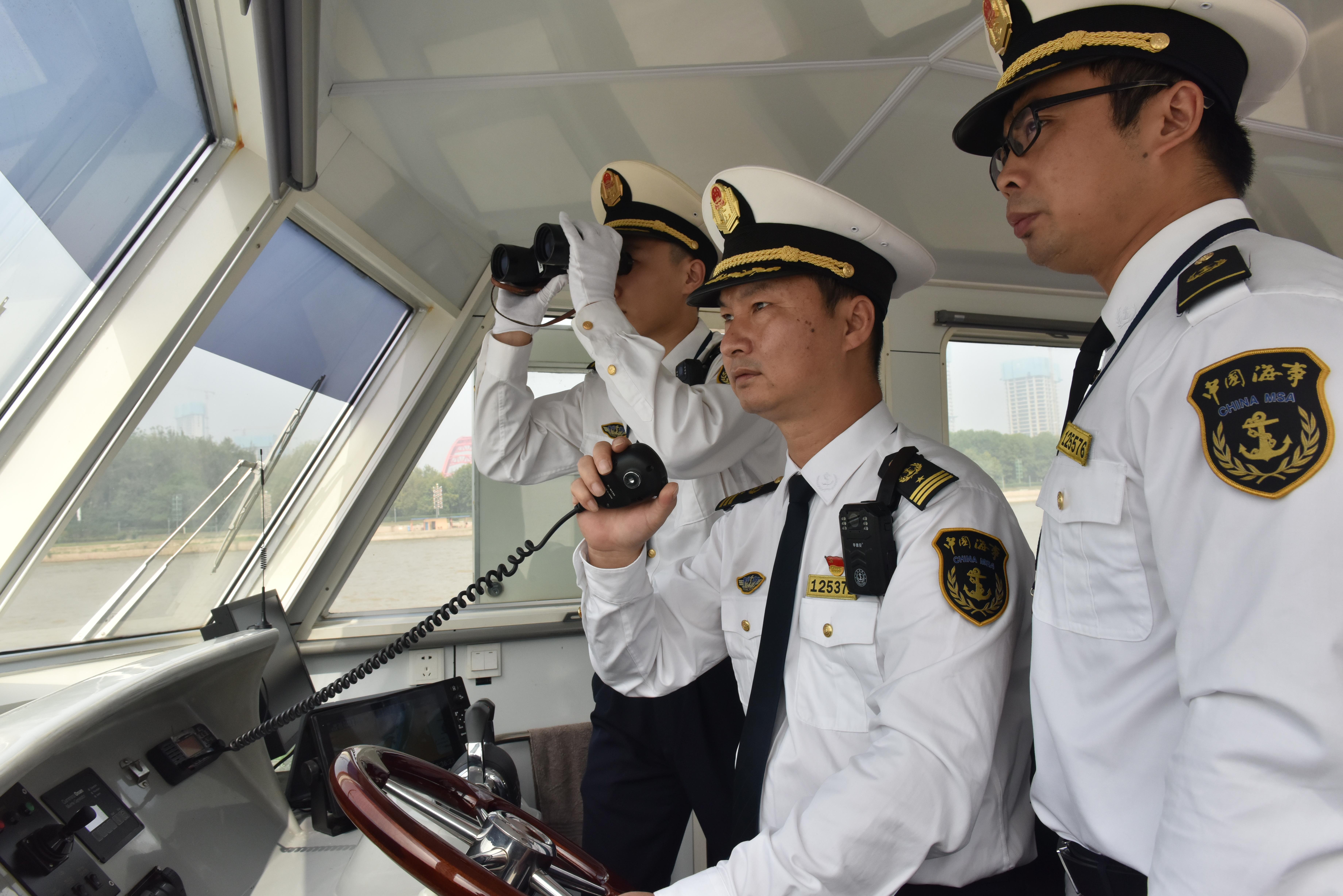 孙玉国驾驶海巡艇开展现场巡航.jpg