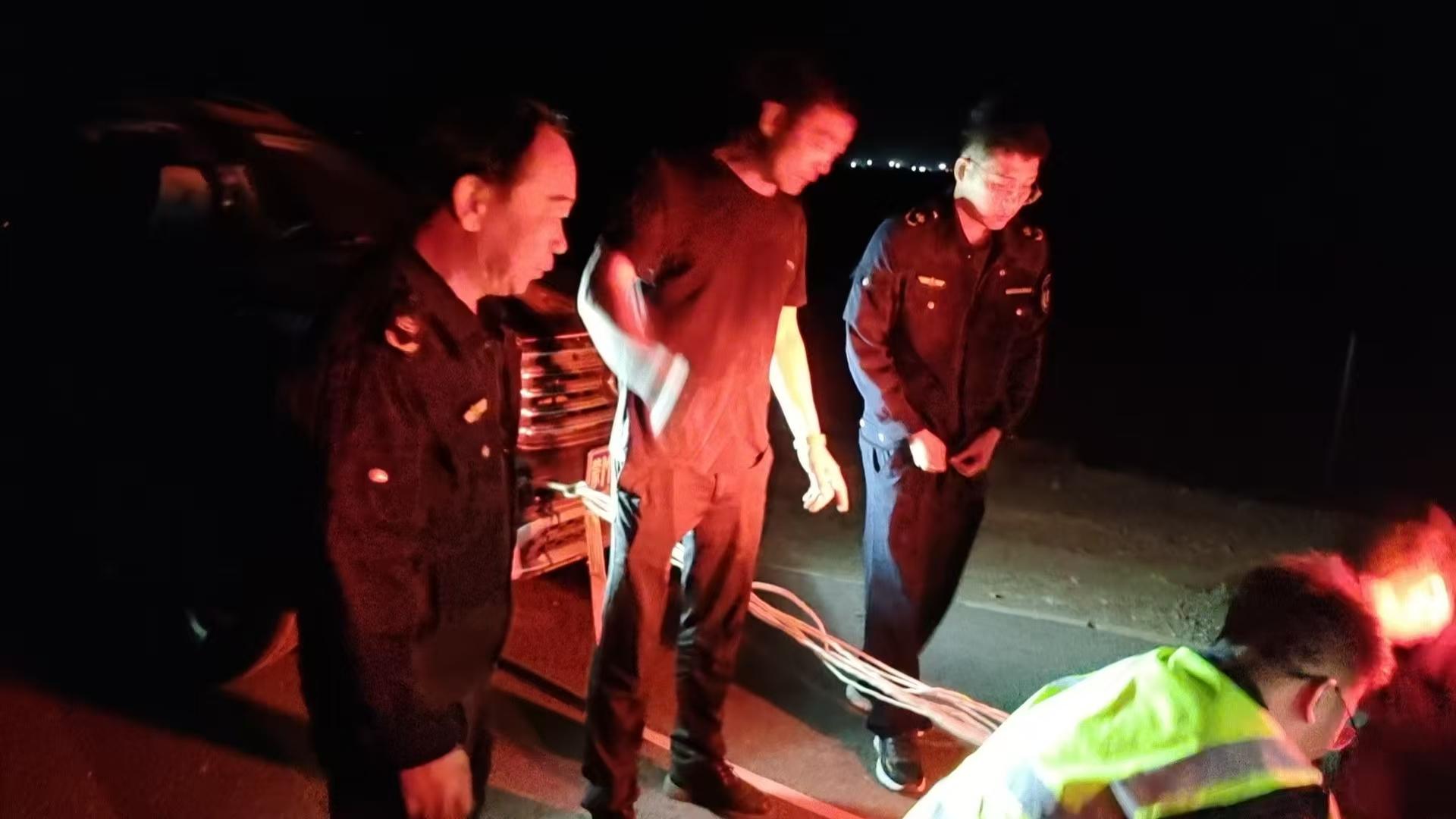 图为深夜救援车辆现场.jpg