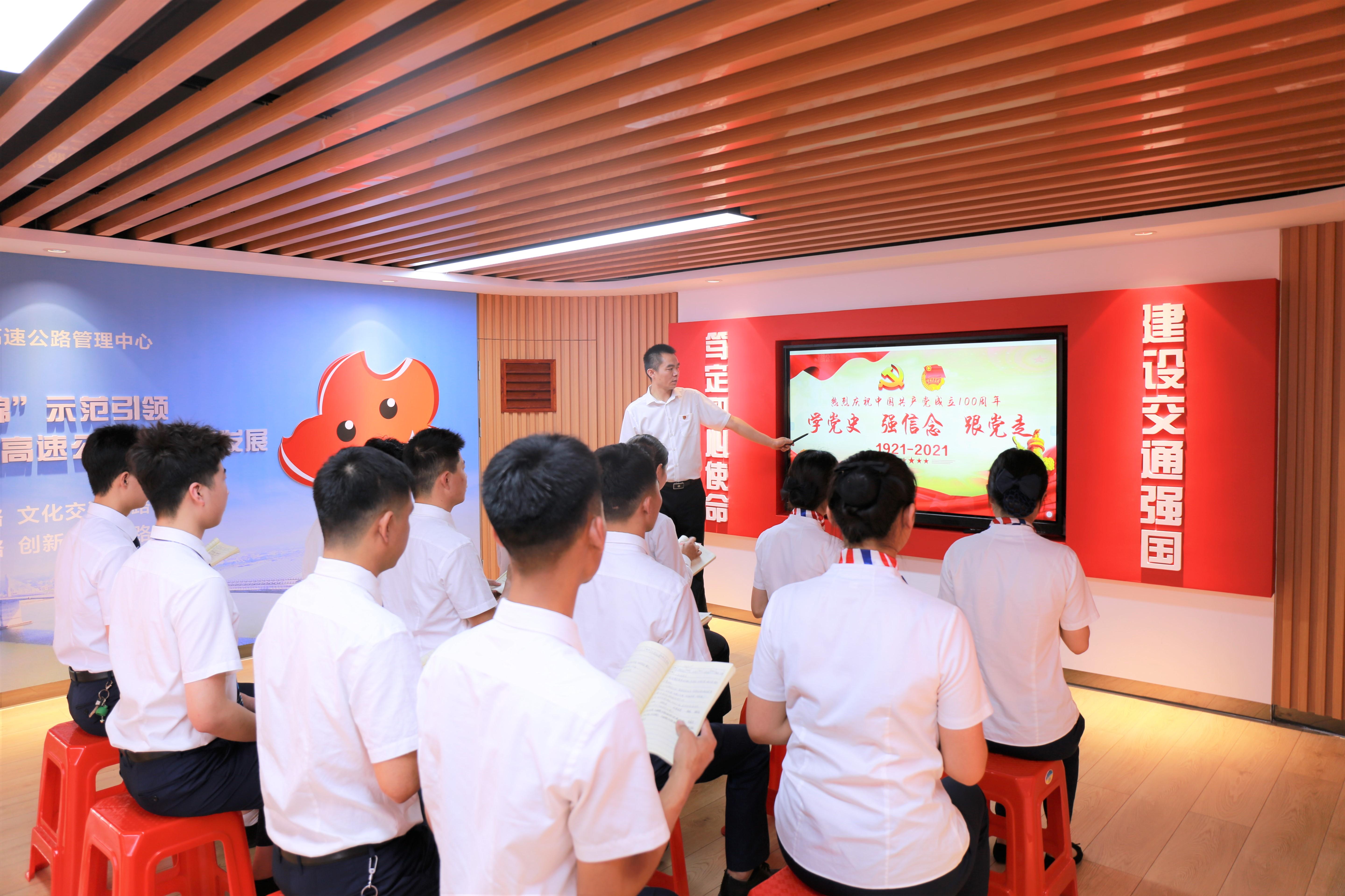 江肇党团青年在红棉馆开展主题教育讲座.jpg