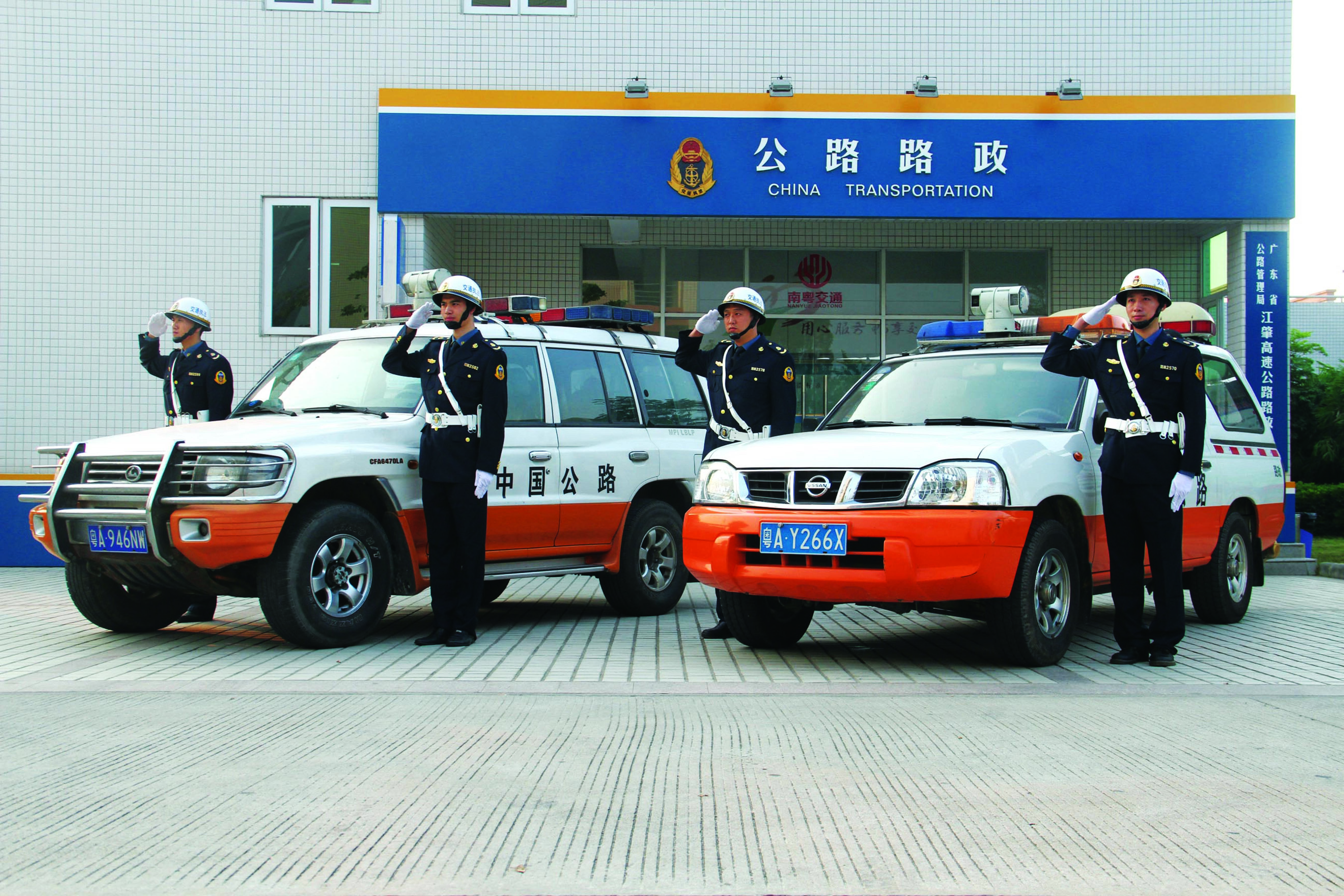 江肇路政队员为人民群众美好出行保驾护航.jpg