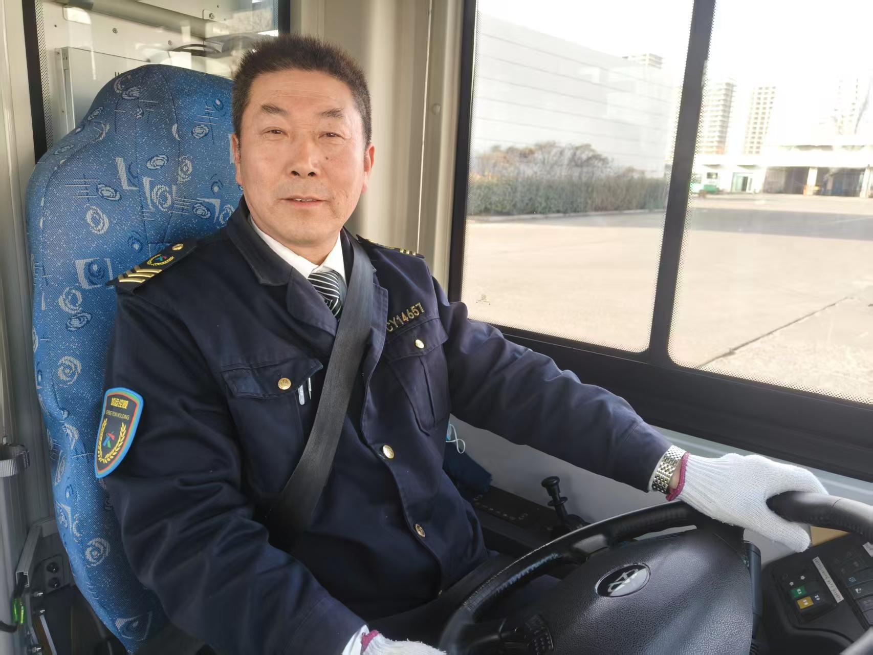 城阳巴士驾驶员郝新红：十年坚守暖孤巢 萤火微光显真情