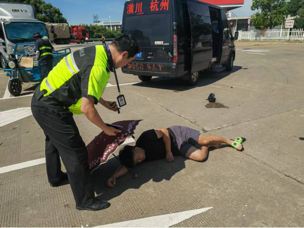 高温服务区路人倒地 交通执法暖心施救为生命护航